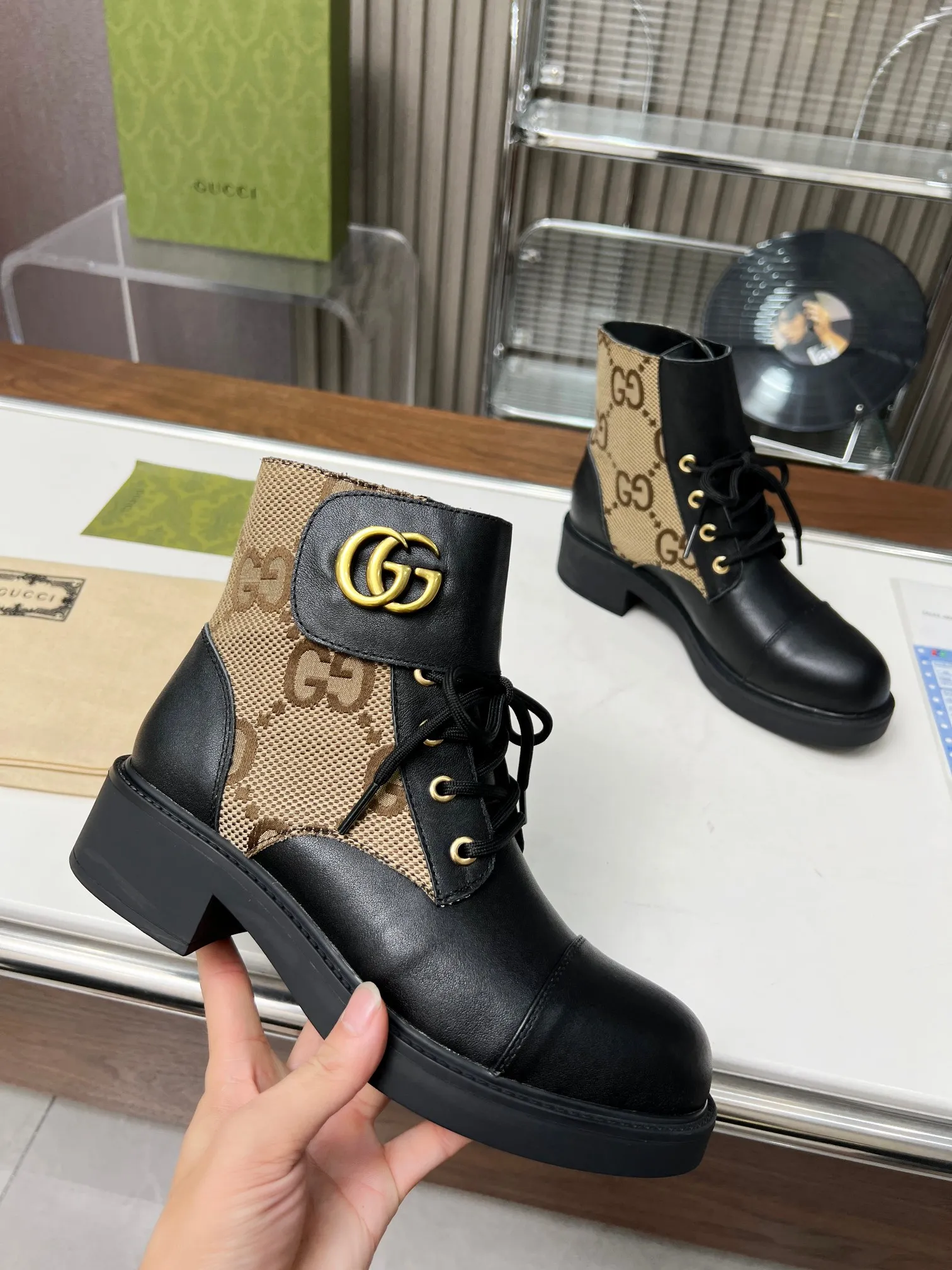 👟👟Ex-factory price 520👟👟The latest model from GUCCI. The counters are updated simultaneously. Classic styles are revitalized with iconic brand logo elements. The Velcro adhesive design on the shoe collar is easy to put on and take off. The upper leg looks great. Fabric: first layer cowhide/cowhide lining. Code number: 35-42#